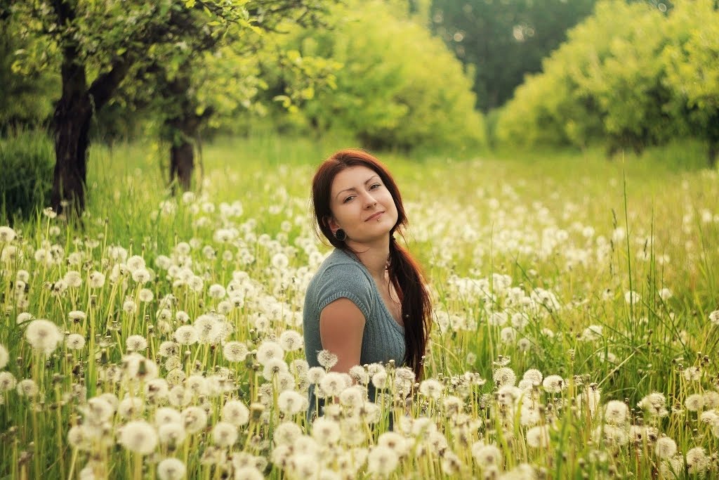 V pampeliškách (in dandelions) by Hana Koudelková