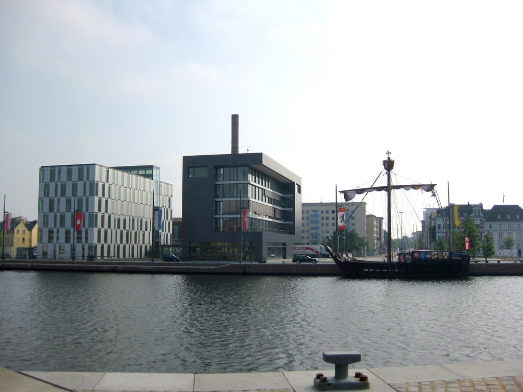 Bremerhaven - "Ubena von Bremen" (nachbau einer Hansekogge von 1991) im Neuen Hafen vor dem Lloydplatz (links: Gebäude "t.i.m.e.Port" 2 und 3) by Robert-68