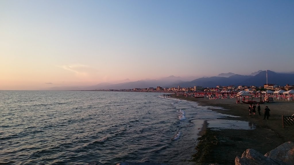 Passeggiata di Viareggio by Vladyslav Savytskyy