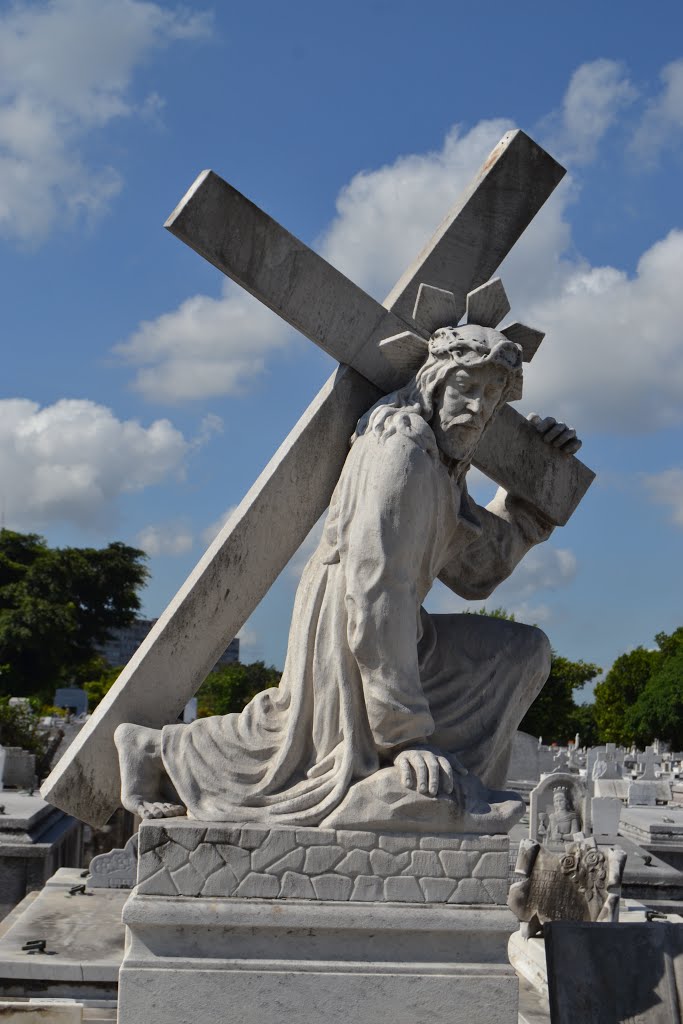 PANTEÓN DE LORENZO DÍAZ Y FAMILIA (1936). CRISTO FIRMADO POR CRUZ ???. by CÉSAR O. GÓMEZ LÓPEZ