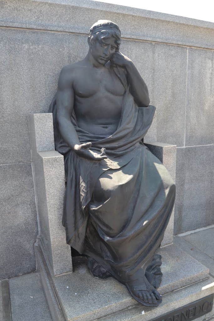 MAUSOLEO DE LA FAMILIA DE ALFREDO HORNEDO SUÁREZ, CON ESTATUA SEDENTE DEL EMPERADOR ADRIANO. by CÉSAR O. GÓMEZ LÓPEZ