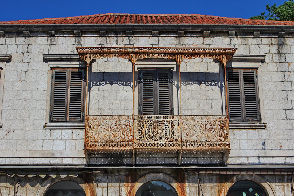 En balcón de una casa del puerto Gružde Dubrovnik by R Melgar