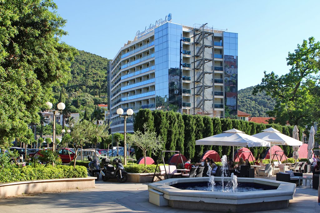 Fuente a la entrada del Park Hotel, en la calle peatonal hacia la playa, en Dubrovnik by R Melgar