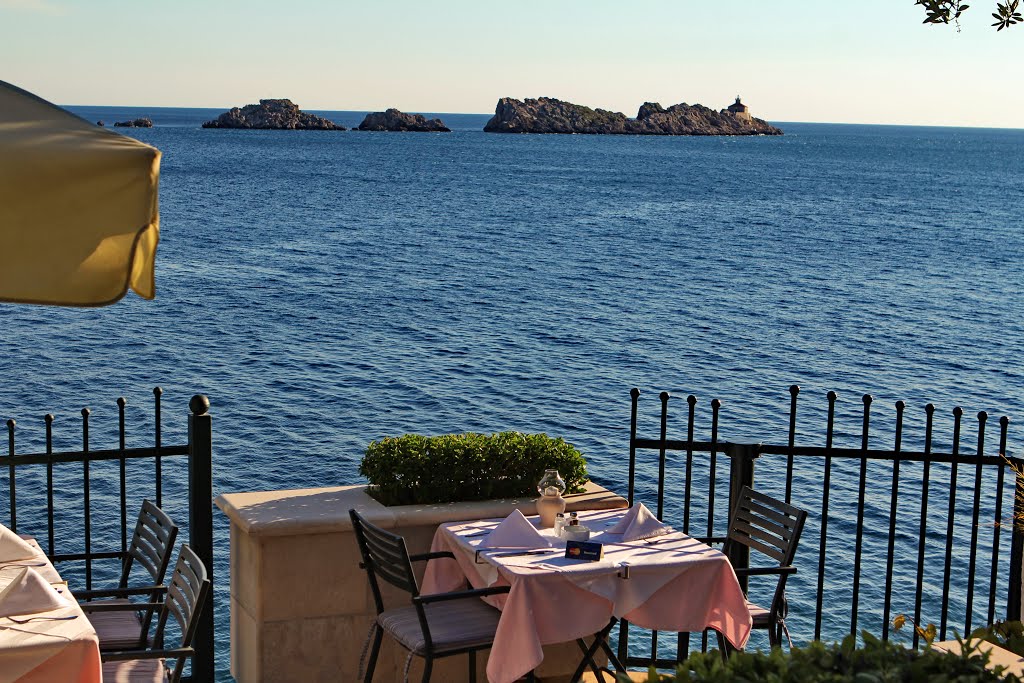 Terraza del restaurante More, junto a la playa de Lapad by R Melgar