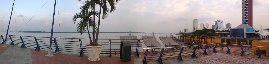 Panorámica del Malecón 2000 desde la zona norte by Miguel Angel Cárdena…