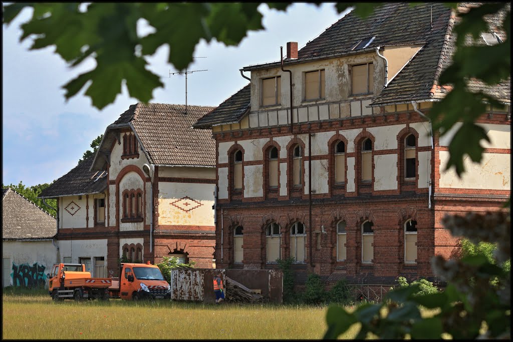 Burg bei Magdeburg. Ehemaliges Verwaltungsgebäude in der Blumenthaler Straße, dem zukünftigen LAGA-Büro. by Der Burger JL