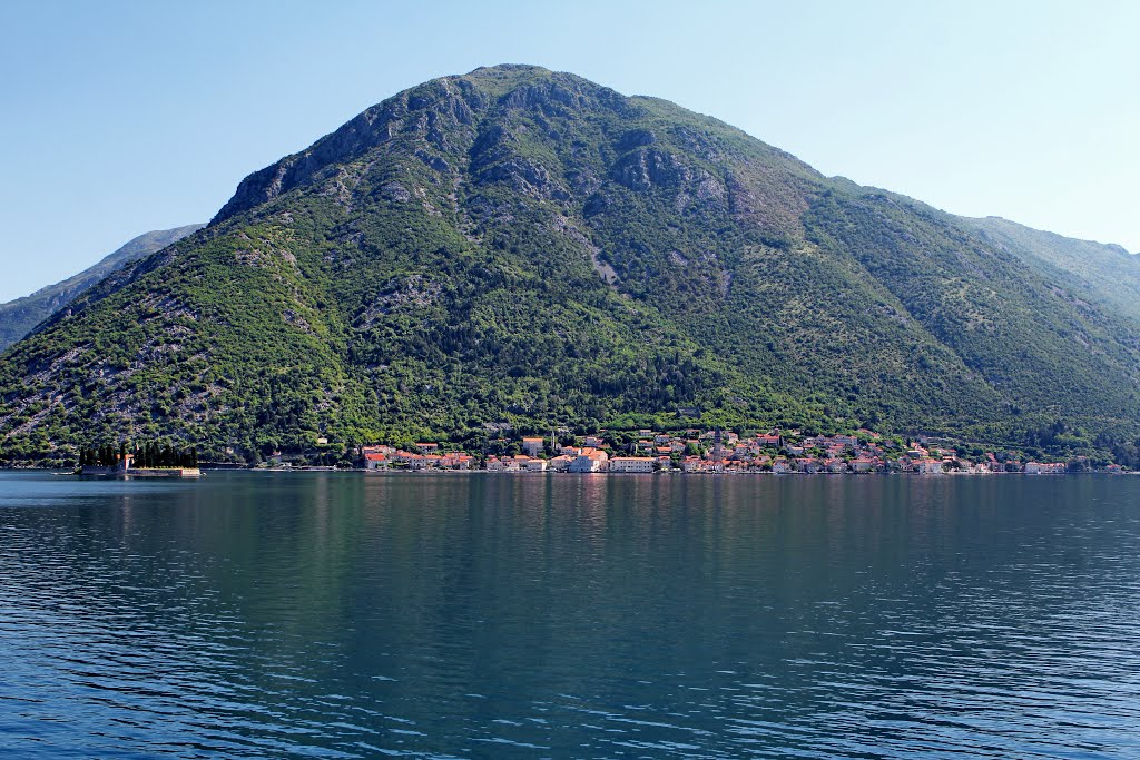 Perast, visto desde el otro lado de la bahía by R Melgar