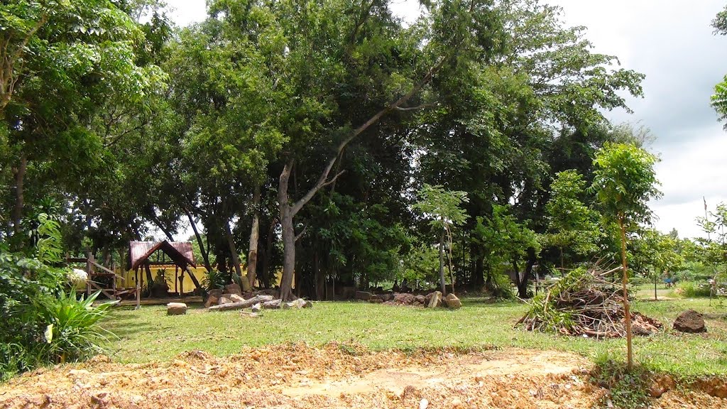 Prasat Thong-Phanom Dong Rak by ken kobayashi