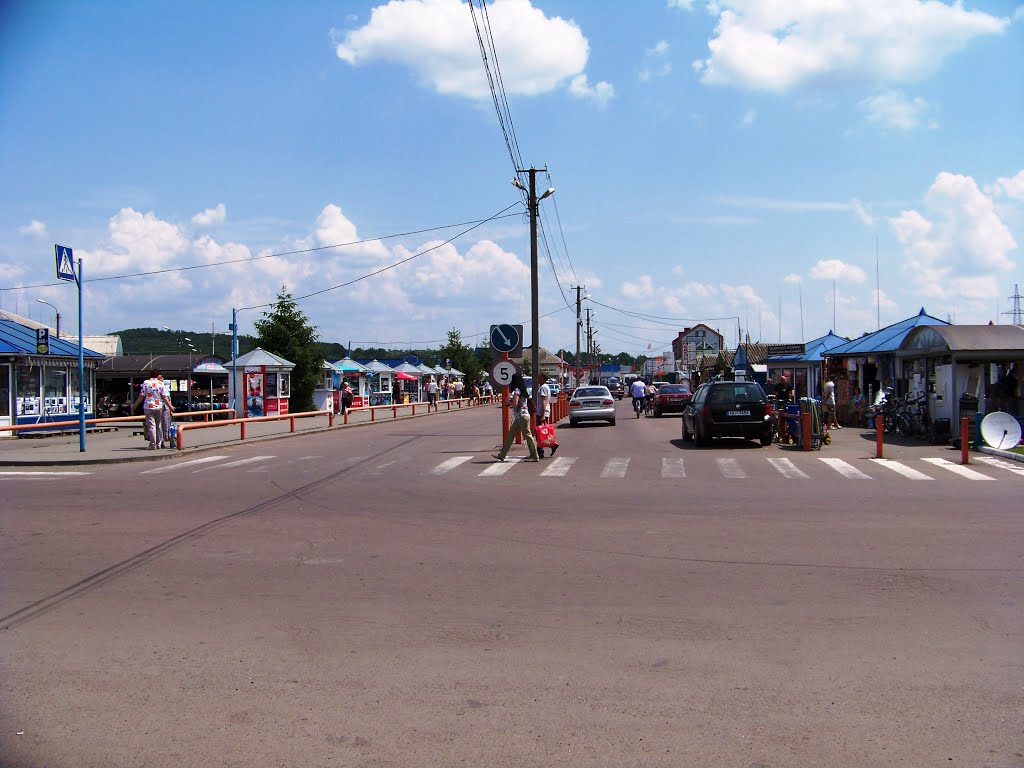 Мукачеве. Вхід-в"їзд на торговий комплекс "ГІД". 31.05.2015р. by Пётр Жажко