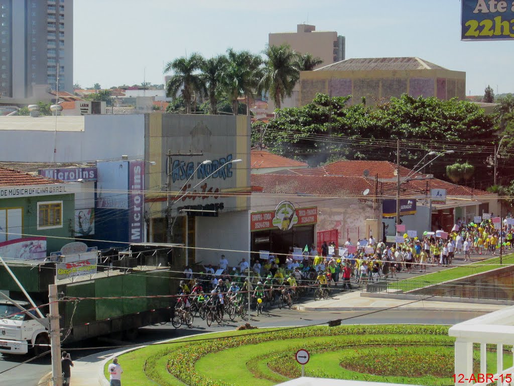 Segunda manifestação em Sertãozinho pedindo o impeachment da presidente Dilma Rousseff (PT) na Avenida Antônio Paschoal, próximo ao Terminal Rodoviário e Supermercado Savegnago. Foi uma das maiores manifestações da cidade, com 2500 pessoas participando novamente deste momento histórico para a cidade e o Brasil, onde todo o país se mobilizou nas redes sociais. A primeira manifestação foi no dia 15 de março de 2015 e reuniu 4000 pessoas. by MARCO AURÉLIO ESPARZ…