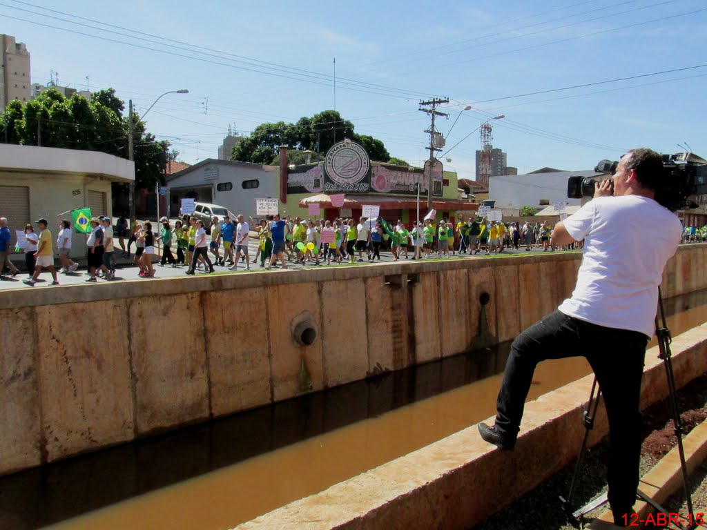 Cinegrafista da TV Clube (Band) registrando a segunda manifestação em Sertãozinho pedindo o impeachment da presidente Dilma Rousseff (PT) na Avenida Antônio Paschoal. Foi uma das maiores manifestações da cidade, com 2500 pessoas participando novamente deste momento histórico para a cidade e o Brasil, onde todo o país se mobilizou nas redes sociais. A primeira manifestação foi no dia 15 de março de 2015 e reuniu 4000 pessoas. by MARCO AURÉLIO ESPARZ…