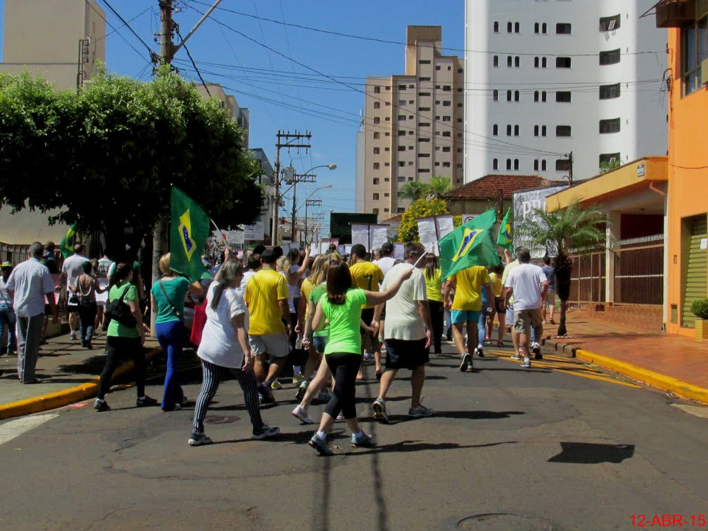 Segunda manifestação em Sertãozinho pedindo o impeachment da presidente Dilma Rousseff (PT) entrando na Rua Barão do Rio Branco após 3 km de caminhada. Foi uma das maiores manifestações da cidade, com 2500 pessoas participando novamente deste momento histórico para a cidade e o Brasil, onde todo o país se mobilizou nas redes sociais. A primeira manifestação foi no dia 15 de março de 2015 e reuniu 4000 pessoas. by MARCO AURÉLIO ESPARZ…