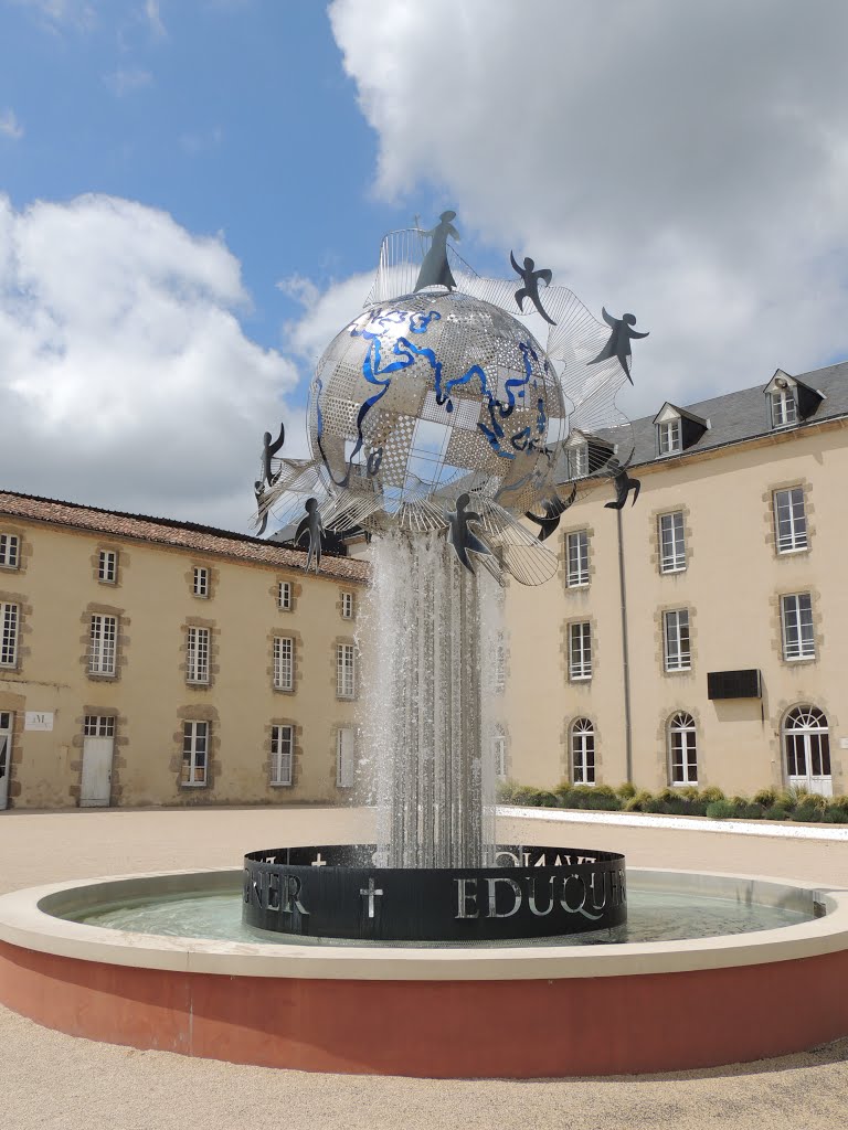 Saint-Laurent-sur-Sèvre, fontaine de l'école St Gabriel St Michel by tofil44