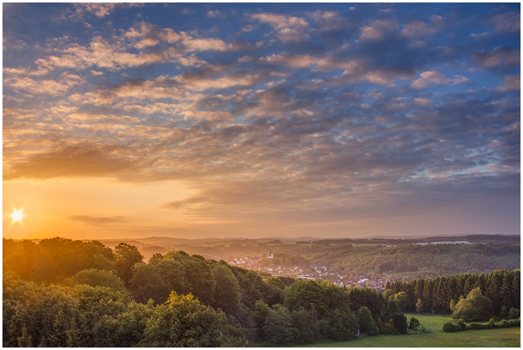 Blick auf Bad Marienberg bei Sonnenaufgang by Johannes Willwacher