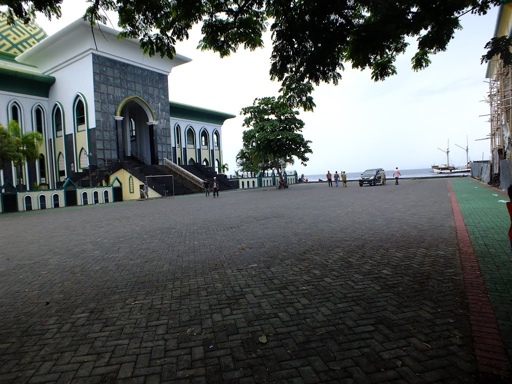 Jl. Sultan M. Djabir Sjah, Ternate Tengah, Kota Ternate, Maluku Utara, Indonesia by Sigit Hantoro