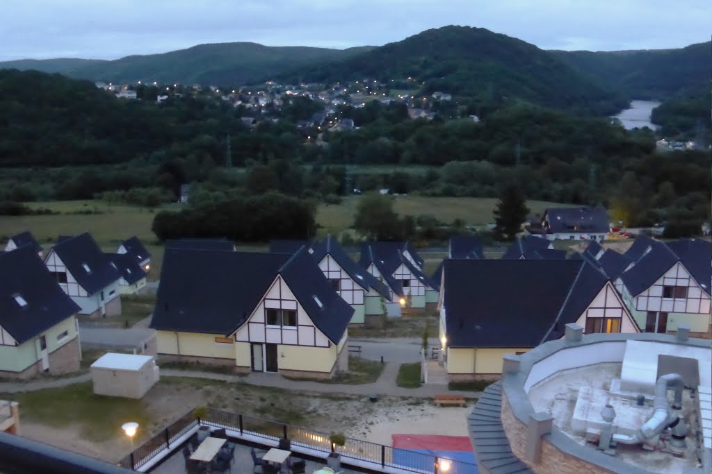 Avondstemming over een deel van park Eifeler Tor met Hasenfeld op de achtergrond by Helbert Vogelzang