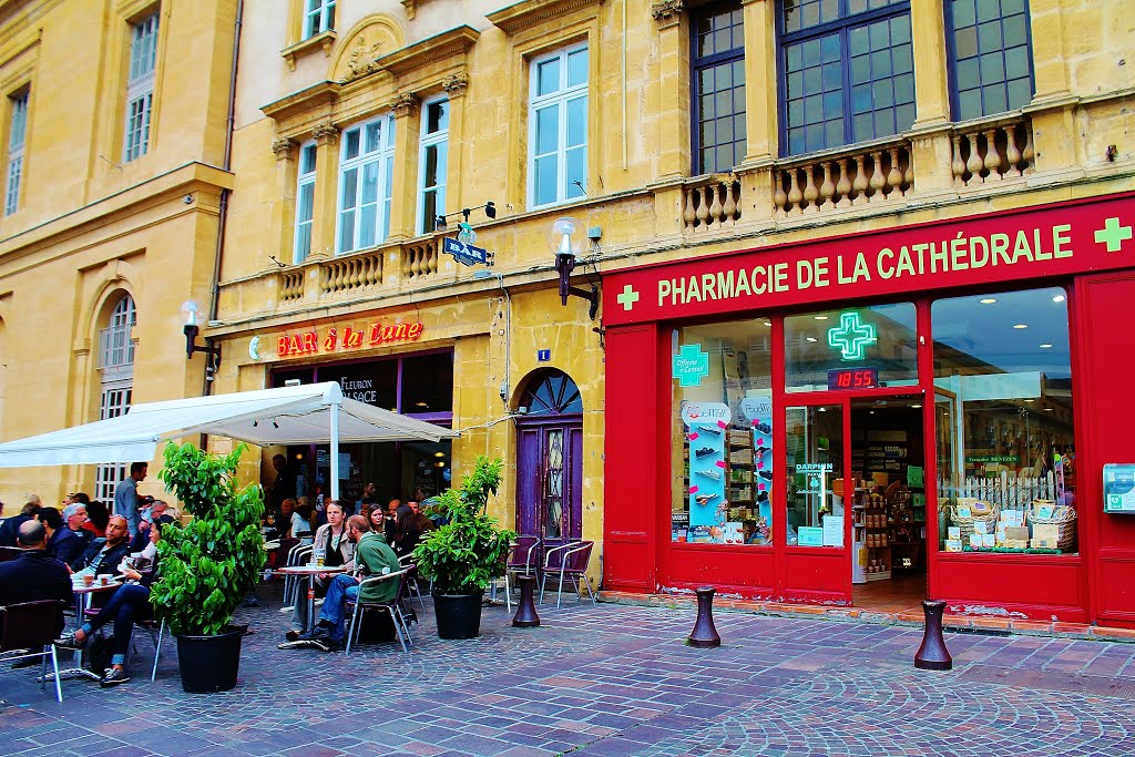 Bar und Apotheke in der Altstadt von Metz - aufgenommen am Samstag, 23. Mai 2015 am frühen Abend by Wolfgang Hanko