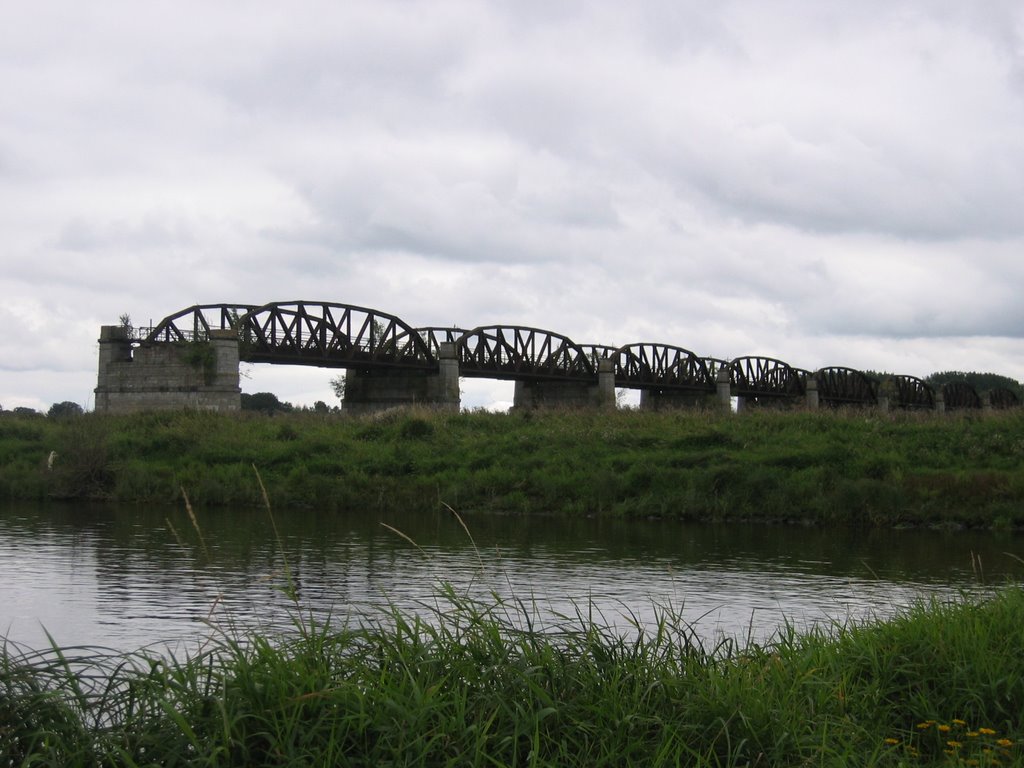 Eisenbahnbrücke by S.H.