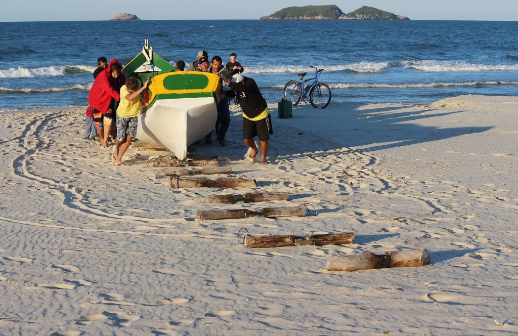 Recolhendo o barco. Praia dos Ingleses, Florianópolis, SC, Brasil by Zenório Piana