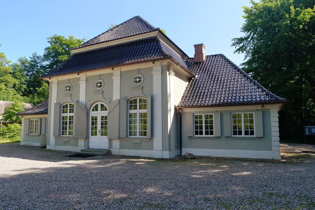 Jagdschloss am Ukleisee by Dr. Hans Jürgen Groß