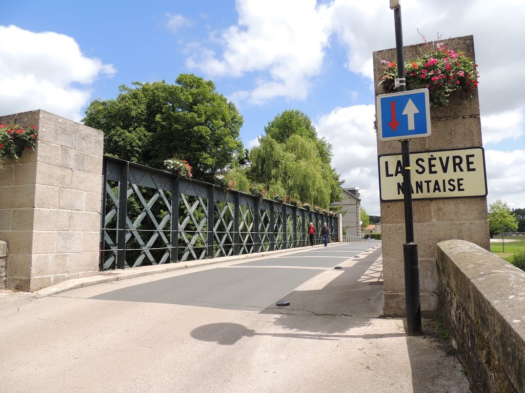 Saint-Laurent-sur-Sèvre, le pont Eiffel by tofil44