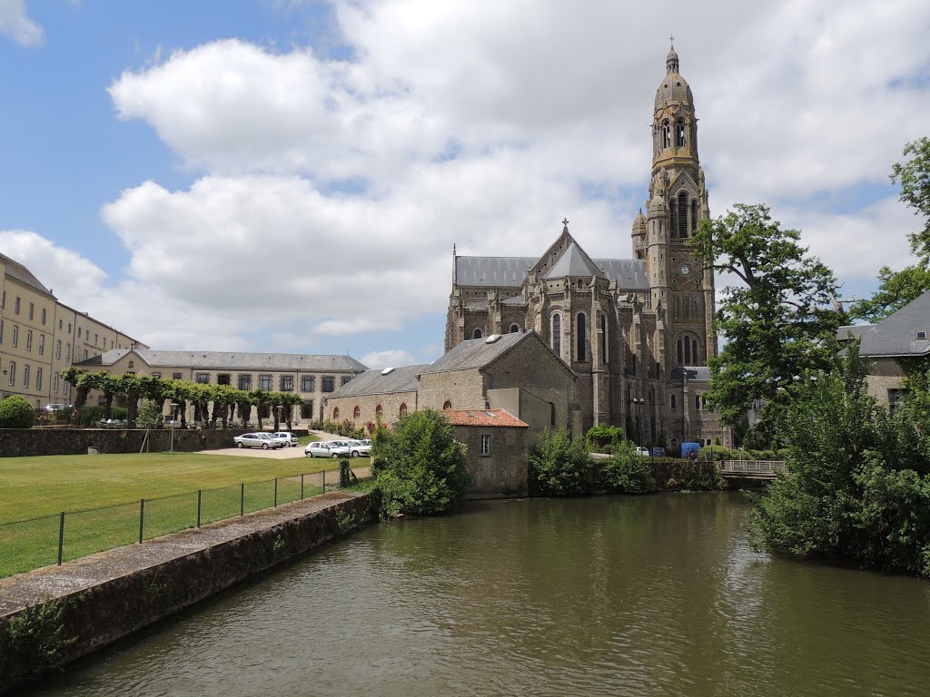 Saint-Laurent-sur-Sèvre, la Sagesse, la basilique et la Sèvre by tofil44