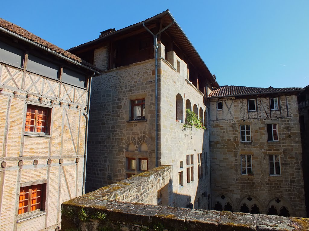 Belle demeure à Figeac (Place des Écritures) by Yann LESELLIER