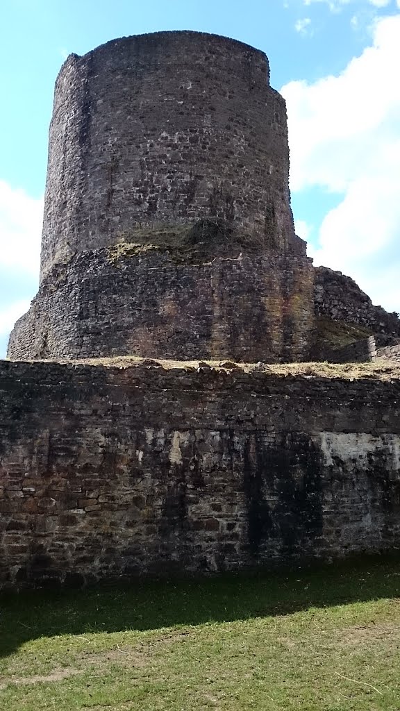 Ruine Burg Windeck by Helmut Borchers