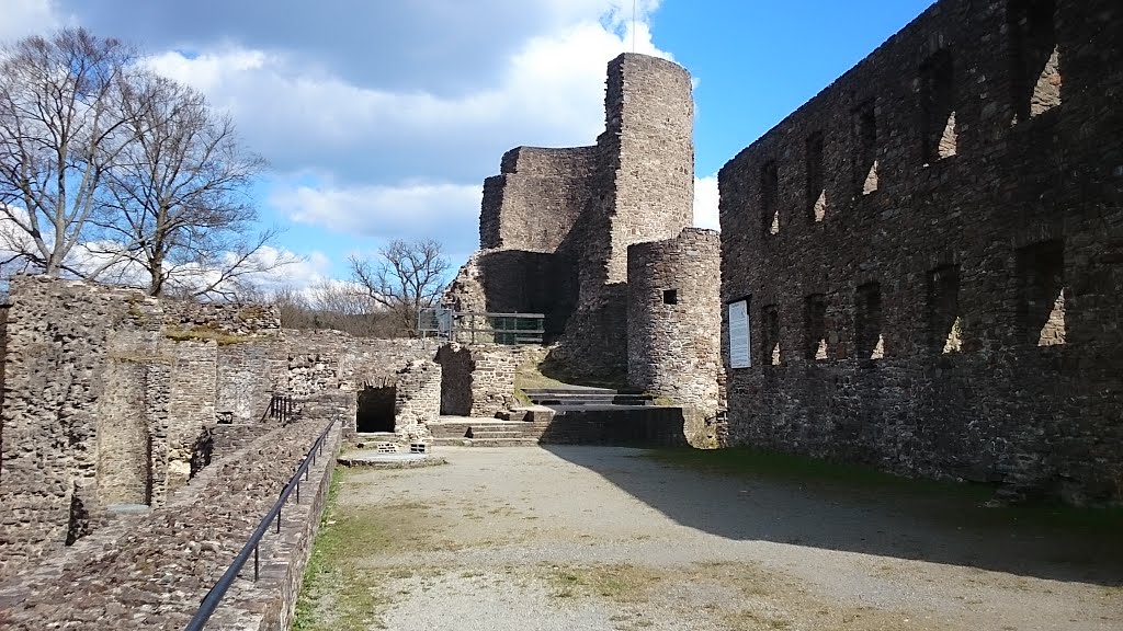 Ruine Burg Windeck by Helmut Borchers