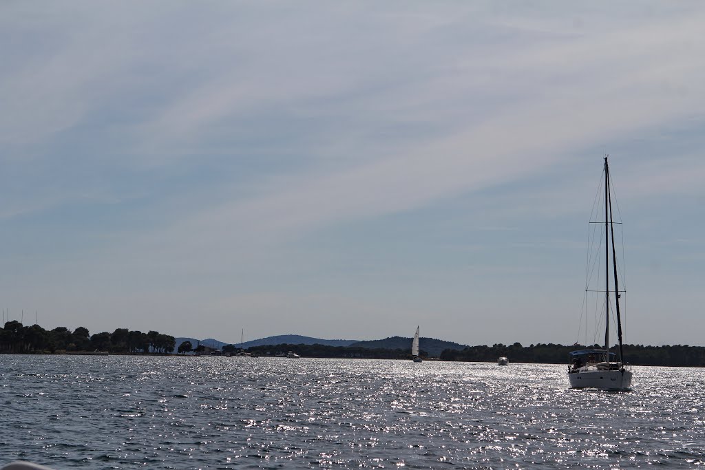 Un velero entrando en el canal de San Antonio hacia Sibenik by R Melgar