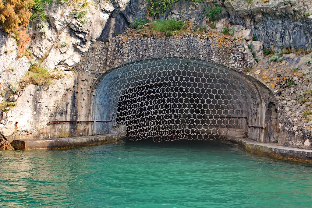 Antiguas instalaciones para submarinos alemanes U-boot de la II Guerra Mundial by R Melgar