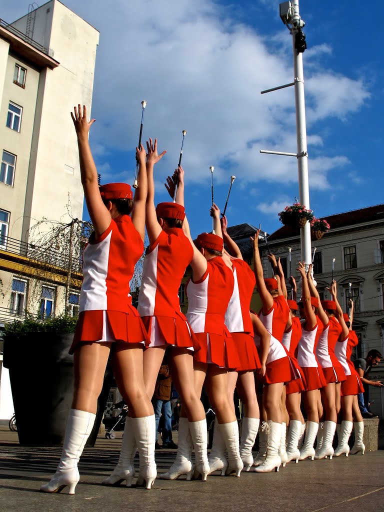 Zagreb-majorettes de dos by Damir D