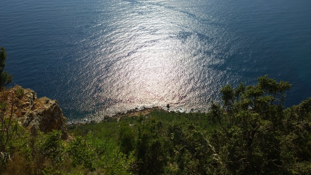 La baie de Cassis du haut du Cap Canaille by 4net