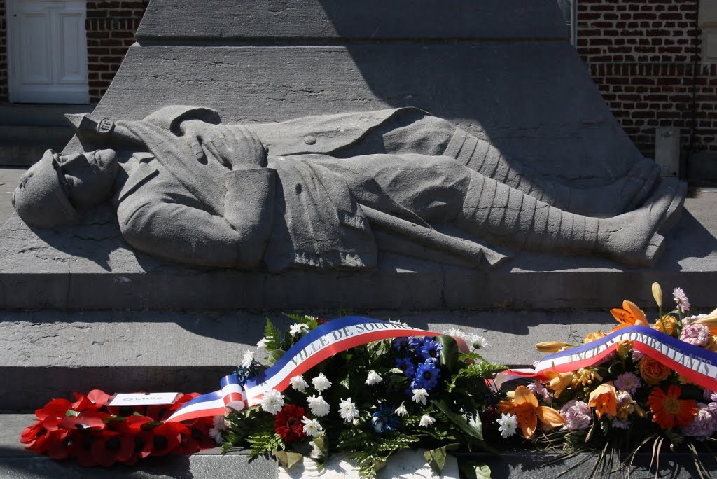 *Souchez: monument aux morts (détail) by Hans Briaire