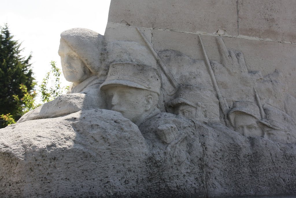 *Souchez: Monument à la gloire de la division Barbot (détail) by Hans Briaire