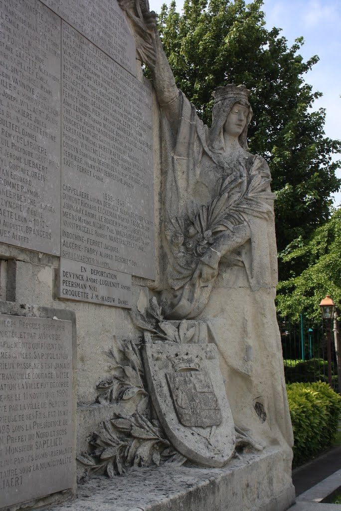 *Bergues: monument aux morts (détail) by Hans Briaire