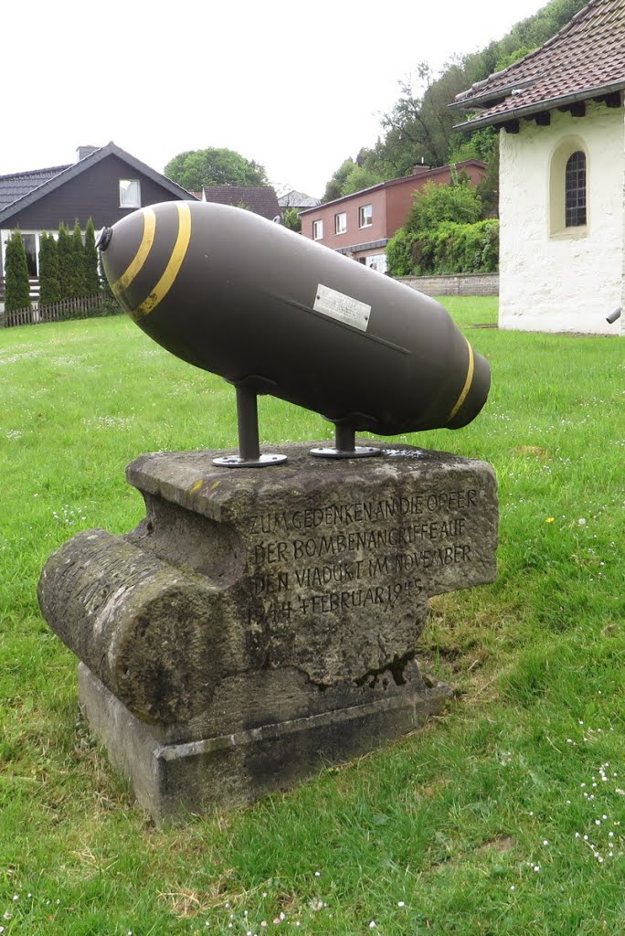 Denkmal einer Amerikanischen 10-Zentner-Bombe by Christian Drescher