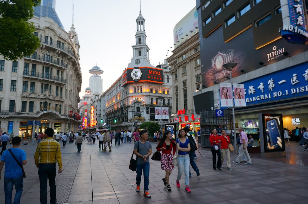 Shanghai. Nanjing Road. by Landi Paolo (brezza)