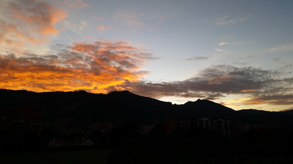 Amanecer en Bogota by Julio Mario Bernal