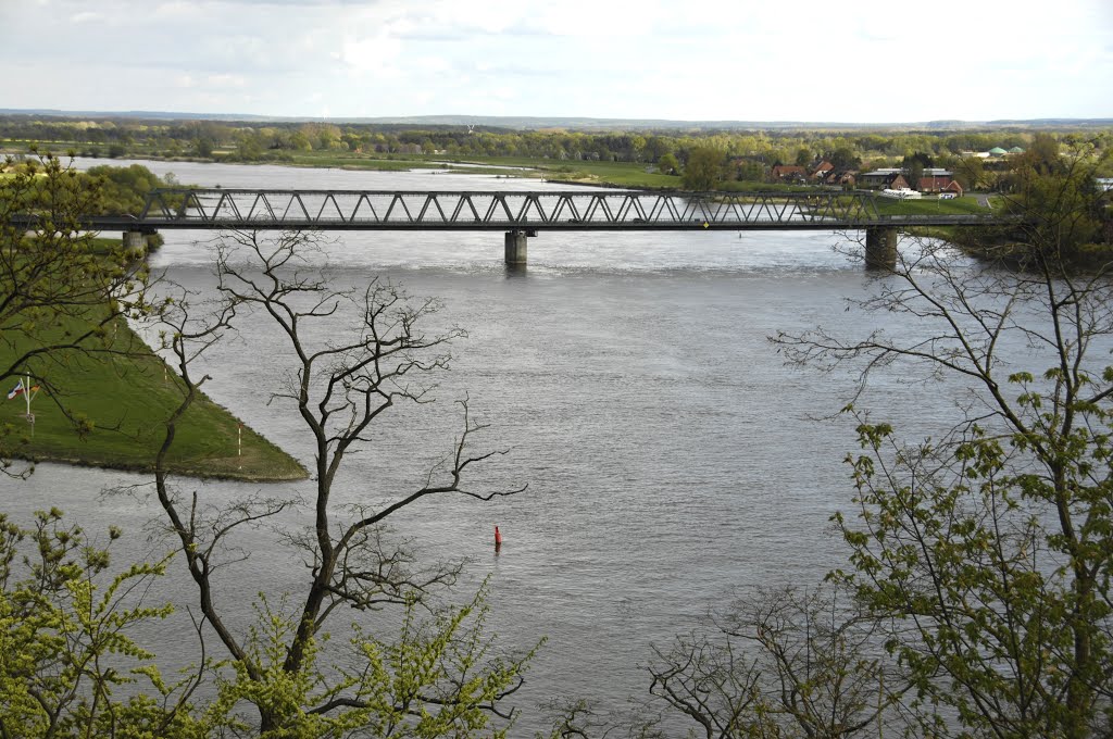 Lauenburg, Blick auf Elbe mit Brücke by Uwe Gehring