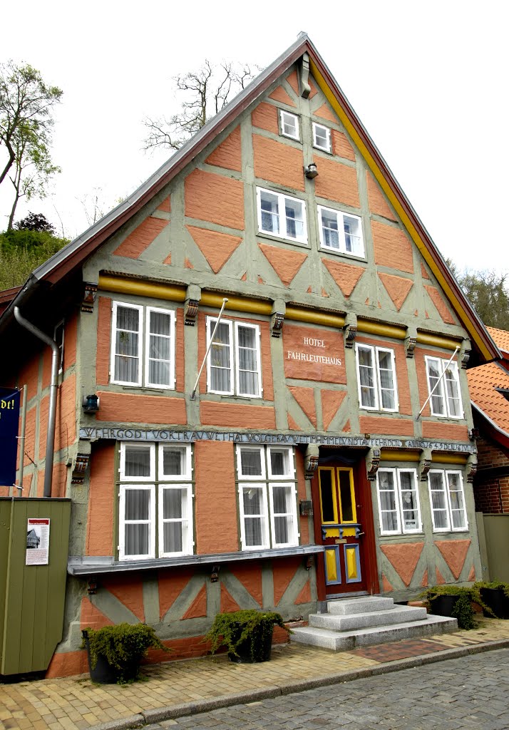 Lauenburg, Elbe, das Fährleutehaus in der Altstadt by Uwe Gehring