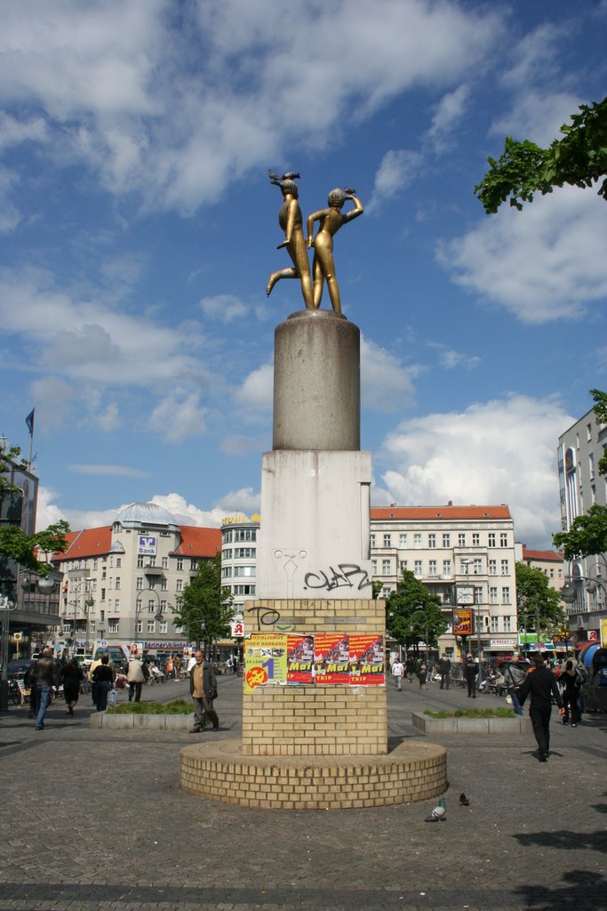 Das "tanzende Paar" von Joachim Schmettau am Hermannplatz in Berlin-Neukölln-May 5th 2008 at 13:51 by Corbett Santana Vide…