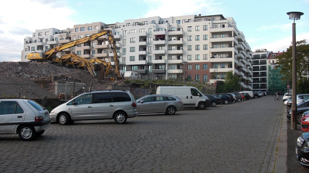 Böhmisches Brauhaus wird abgerissen um einen weiteren weißen Wohnklotz zu erbauen, Pufendorfstr. Berlin, 05/2015 by André Friebel