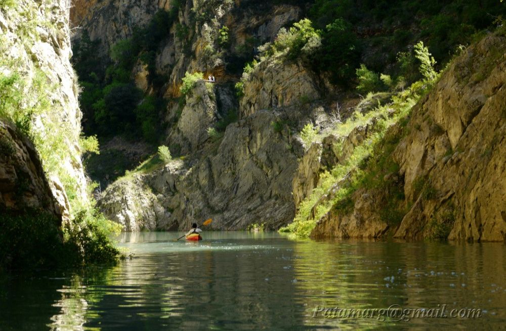 Mai 2010 : défilé de Mont Rebei, une cinquantaine de mètres seulement en dessous de l'actuel chemin de randonnée (à rapprocher de la photo 4). Vidéo perso : "Embalse de Canelles en kayaks, 2008-2010" http://www.youtube.com/watch?v=M9D5u8d8LGw&feature=relmf by Margouillat4