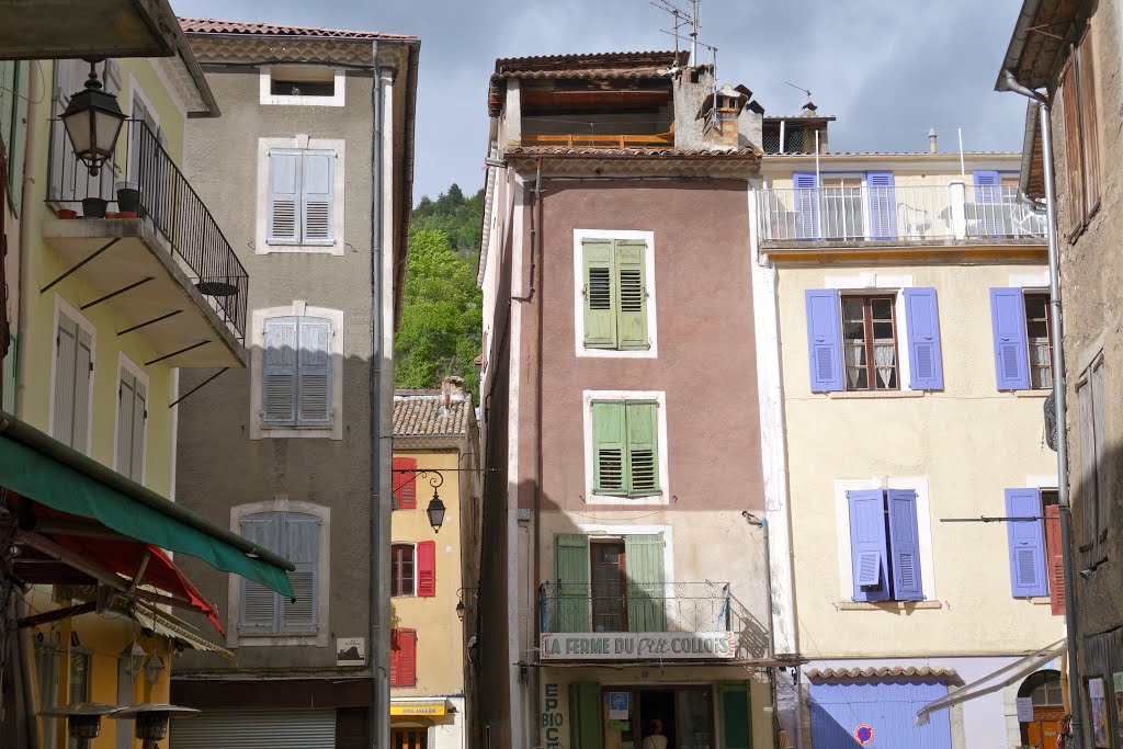 Castellane, Rue de la Fontaine 15.05.2015 by Jean-Luc.