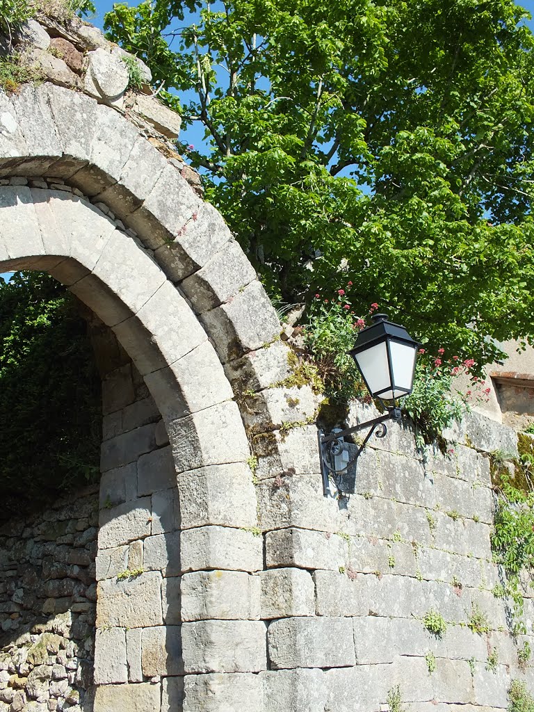 Porte Narbonnaise à Capdenac-le-Haut (bourg) by Yann LESELLIER