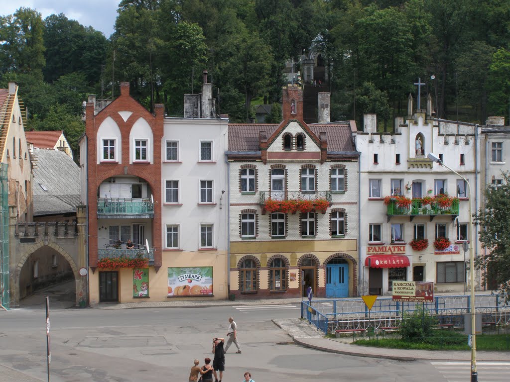 Wambierzyce. Kamienice przy placu Najświętszej Marii Panny. Z lewej Brama w Dolinie Jozafata by Jan Jacek Swianiewic…