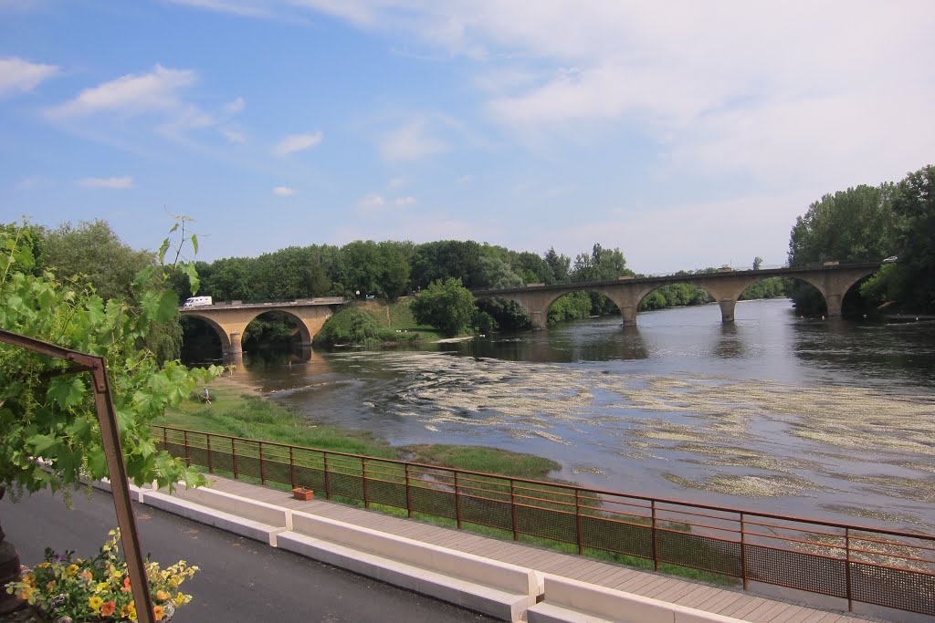 2 bridges where the Vezere river goes further with the Dordogneriver at Limeuil by Henk Monster