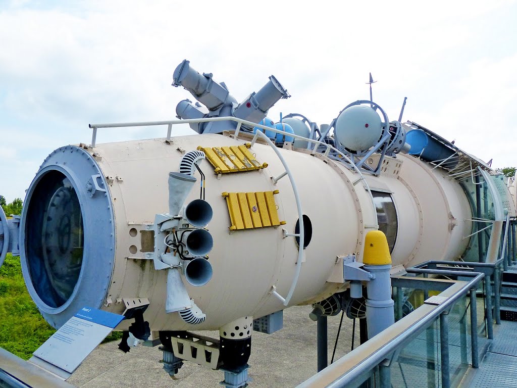 France, deuxième module de la Station spatiale MIR à la Cité de l'Espace à Toulouse by Roger Narbonne