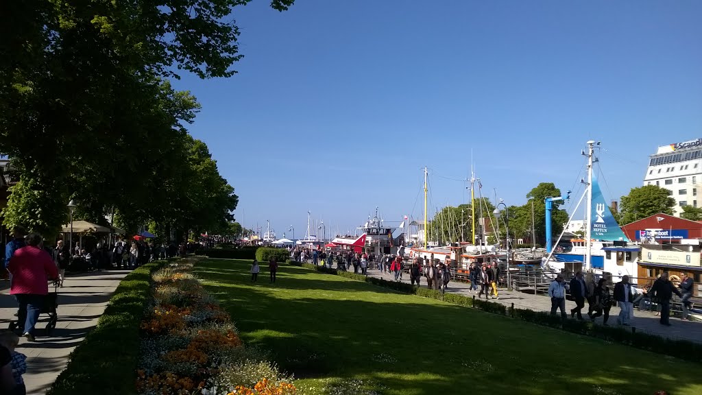 Warnemünde by haasen willi